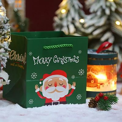 再生利用できるボール紙のクリスマス・イヴ箱の立方体はTシャツのギフトのために形づく