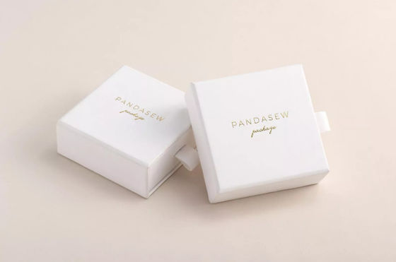 PandaSewのブレスレットの宝石類包装箱のデボスのボール紙のペーパー