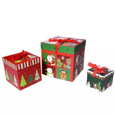 リボンが付いているふたそして基礎クリスマスのボール紙のギフト用の箱のクリスマスの装飾箱