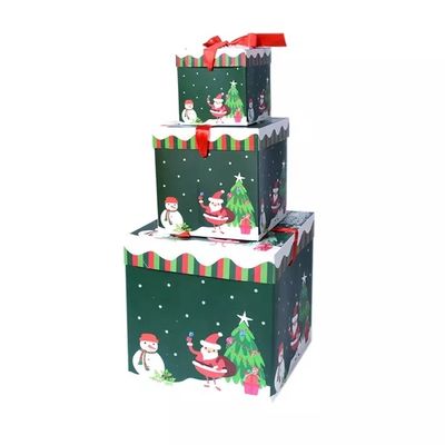 リボンが付いているふたそして基礎クリスマスのボール紙のギフト用の箱のクリスマスの装飾箱
