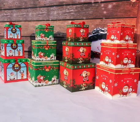 リボンが付いているふたそして基礎クリスマスのボール紙のギフト用の箱のクリスマスの装飾箱